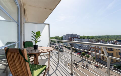 Casa Nova with Balcony: Appartement, Balcon, Zone Résidentielle, Design Urbain, Condominium, Balustrade, Ombre, Daylighting, Plate-Forme