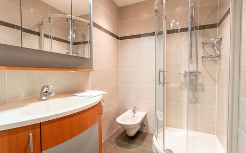 Casa Nova with Balcony: Salle De Bains, Luminaire Plomberie, Sol, Design Intérieur, Sol, Plomberie, Lavabo, Évier, Robinet, Toilette