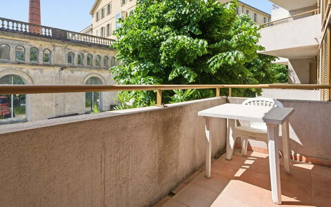 Virginia: Appartement, Sol, Sol, Condominium, Conception, Tache De Bois, Daylighting, Plante D'Appartement, Balcon