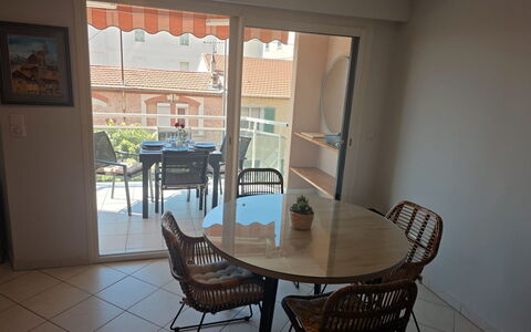 Villa Norma: Meubles, Chaise, Table, Sol, Design Intérieur, Sol, Table Cuisine Et Salle A Manger, Table Basse, Salle À Manger, Pièce