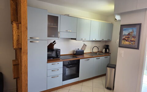 Villa Norma: Appareil De Cuisine, Cuisine, Comptoir, Principaux Appliance, Cabinetry, Sol, Evier, Meubles, Bois, Électroménager