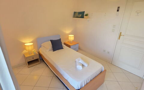 Villa Norma: Lit, Chambre, Meubles, Bois, Drap De Lit, Sol, Literie, Design Intérieur, Cadre De Lit, Pièce