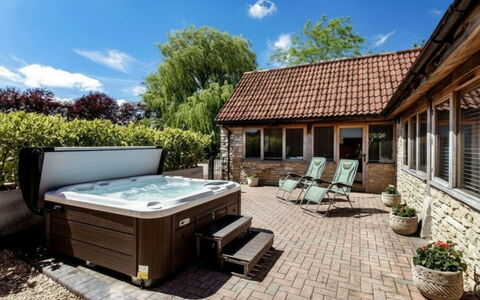 The Old Piggery at Rusty Lane Farm: Piscine, Meubles, Baignoire, Recours, Eco Hôtel, Mobilier De Jardin, Ombre, Jacuzzi, Cour