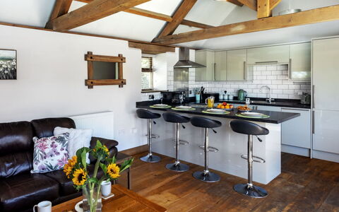 The Old Piggery at Rusty Lane Farm: Meubles, Design Intérieur, Sol, Bois, Plafond, Sol, Cuisine, Chaise, Pièce, Comptoir