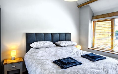 The Old Piggery at Rusty Lane Farm: Lit, Literie, Chambre, Drap De Lit, Meubles, Design Intérieur, Linge, Bois, Sol, Domicile