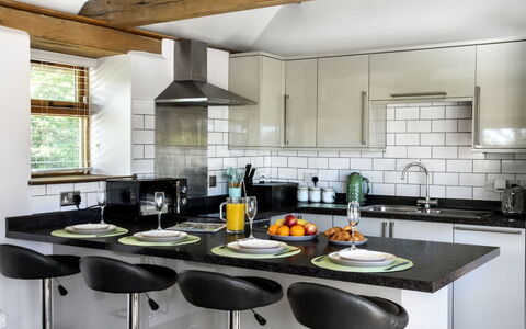 The Old Piggery at Rusty Lane Farm: Meubles, Cuisine, Comptoir, Design Intérieur, Appareil De Cuisine, Sol, Principaux Appliance, Cabinetry, Chaise, Luminaire