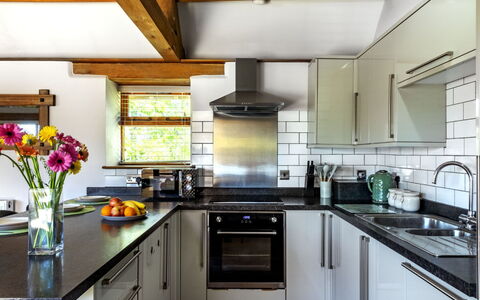 The Old Piggery at Rusty Lane Farm: Appareil De Cuisine, Cuisine, Comptoir, Cabinetry, Principaux Appliance, Meubles, Design Intérieur, Électroménager, Cuisinière, Le Fourneau