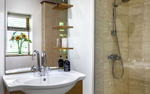 The Old Piggery at Rusty Lane Farm: Salle De Bains, Lavabo, Luminaire Plomberie, Design Intérieur, Sol, Évier, Armoire De Toilette, Sol, Robinet, Miroir