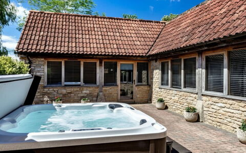 The Old Piggery at Rusty Lane Farm: Piscine, Cour, Arrière-Cour, Mobilier De Jardin, Structure En Plein Air, Plante D'Appartement, Eco Hôtel, Recours, Cour