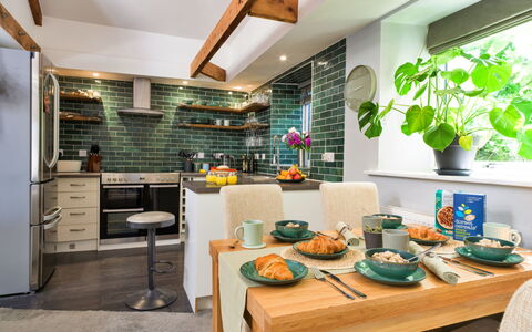 Leetor: Meubles, Cuisine, Design Intérieur, Comptoir, Sol, Mur, Bois, Appareil De Cuisine, Plafond, Cabinetry