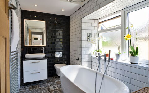 Leetor: Mur, Luminaire Plomberie, Salle De Bains, Design Intérieur, Sol, Robinet, Évier, Sol, Plomberie, Tuile