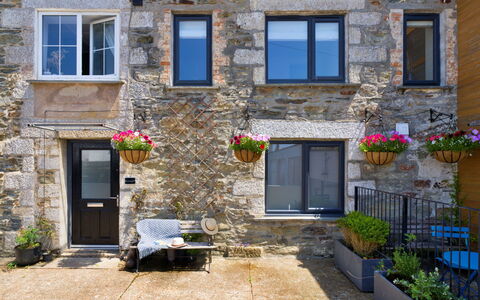 Leetor: Pot De Fleur, Porte, Plante D'Appartement, Mur De Pierre, Balcon, Floristique, Accueil Porte