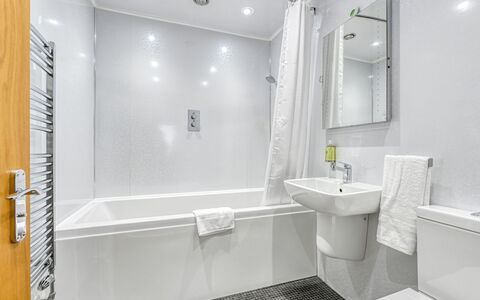 Thistle Cottage: Salle De Bains, Design Intérieur, Sol, Luminaire Plomberie, Sol, Baignoire, Plafond, Douche, Plomberie, Appartement