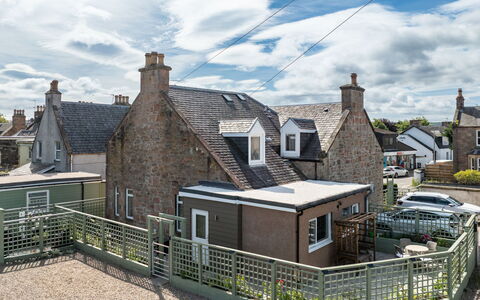 Thistle Cottage: Ciel, Bâtiment, Fenêtre, Toit, Maison, Domicile, Façade, Architecture, Zone Résidentielle, Chalet
