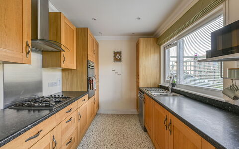 Thistle Cottage: Cuisine, Comptoir, Cabinetry, Sol, Design Intérieur, Appareil De Cuisine, Bois, Sol, Principaux Appliance, Plafond