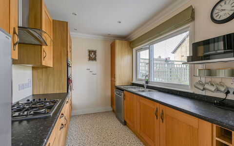 Thistle Cottage: Cuisine, Comptoir, Cabinetry, Design Intérieur, Sol, Appareil De Cuisine, Principaux Appliance, Bois, Sol, Plafond