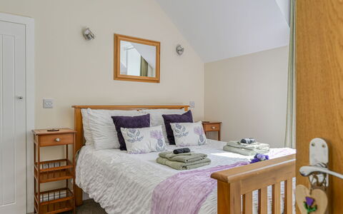 Thistle Cottage: Meubles, Lit, Chambre, Design Intérieur, Mur, Bois, Literie, Sol, Drap De Lit, Sol