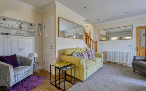 Thistle Cottage: Meubles, Design Intérieur, Sol, Sol, Canapé, Mur, Pièce, Bois, Plafond, Salon
