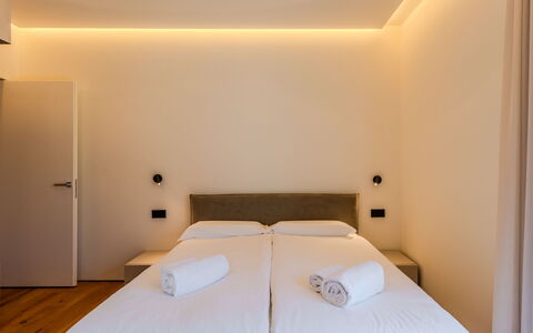 Aura: Design Intérieur, Plafond, Sol, Sol, Pièce, Éclairage, Chambre, Lit, Cadre De Lit, Appartement