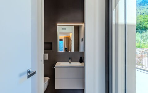 Aura: Design Intérieur, Bois, Sol, Sol, Luminaire Plomberie, Domicile, Porte, Plafond, Pièce, Salle De Bains