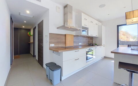 E Follicie: Design Intérieur, Sol, Bois, Sol, Meubles, Plafond, Comptoir, Cabinetry, Pièce, Cuisine