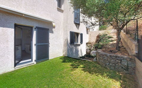 E Follicie: Mur, Zone Résidentielle, Domicile, Jardin, Arrière-Cour, Cour, Béton, Biens, Aménagement Paysager, Pelouse