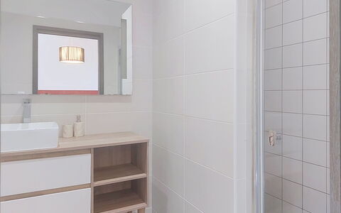 E Follicie: Sol, Mur, Sol, Design Intérieur, Luminaire Plomberie, Armoire De Toilette, Salle De Bains, Miroir, Lavabo, Plomberie
