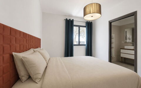 E Follicie: Meubles, Lit, Design Intérieur, Chambre, Mur, Sol, Sol, Literie, Bois, Linge