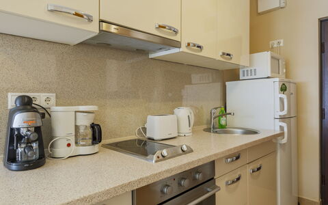 Patti: Appareil De Cuisine, Comptoir, Cabinetry, Principaux Appliance, Cuisine, Design Intérieur, Petit Appareil, Meubles, Sol, Évier