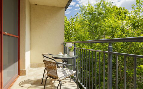 Patti: Meubles, Chaise, Tache De Bois, Balcon, Mobilier De Jardin, Dur, Balustrade, Table Cuisine Et Salle A Manger, Plante D'Appartement, Eco Hôtel