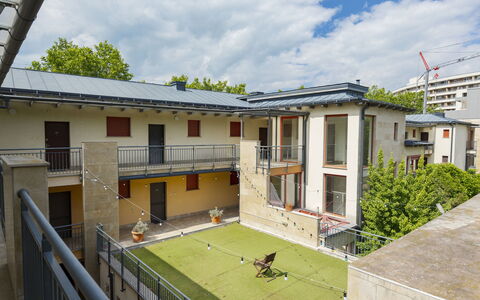 Patti: Zone Résidentielle, Domicile, Porte, Appartement, Escaliers, Biens, Cour, Cour, Balcon, Balustrade