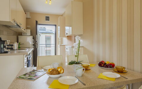 Patti: Design Intérieur, Comptoir, Bois, Sol, Appareil De Cuisine, Cuisine, Meubles, Sol, Principaux Appliance, Pièce