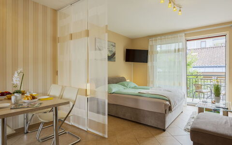 Patti: Design Intérieur, Meubles, Sol, Sol, Pièce, Plafond, Éclairage, Lit, Chambre, Oreiller