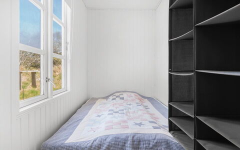 Inan - 800M from the Sea: Bois, Sol, Chambre, Sol, Lit, Pièce, Drap De Lit, Literie, Cadre De Lit, Dortoir
