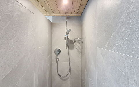 Ferienhaus Dinkl: Sol, Sol, Luminaire Plomberie, Plafond, Tete De Douche, Tuile, Salle De Bains, Plomberie, Douche