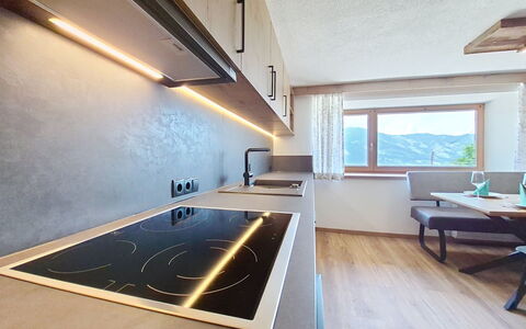 Ferienhaus Dinkl: Design Intérieur, Sol, Plafond, Cuisine, Comptoir, Luminaire, Éclairage, Pièce, Sol, Domicile