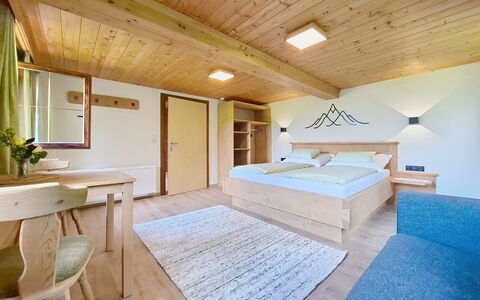 Ferienhaus Dinkl: Plafond, Sol, Design Intérieur, Pièce, Chambre, Parquet, Hôtel, Dur, Suite, Tache De Bois
