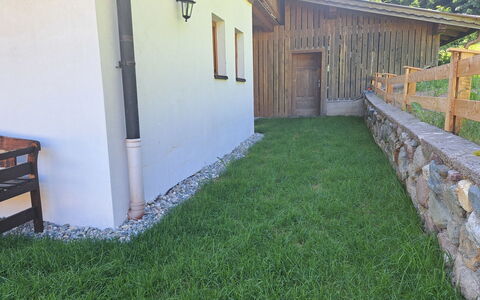 Grub: Pelouse, Jardin, Arrière-Cour, Cour, Aménagement Paysager, Gazon Artificiel, Passerelle, Cour, Ferme