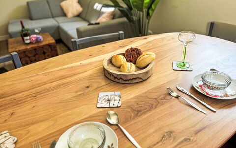 Eifelhuis im Salmtal: Meubles, Vaisselle, Table, Aliments, Serveware, Vaisselle, Assiette, Table Cuisine Et Salle A Manger, Salle À Manger, Chaise