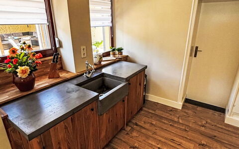 Eifelhuis im Salmtal: Sol, Bois, Parquet, Comptoir, Sol, Cabinetry, Cuisine, Evier, Meubles, Design Intérieur