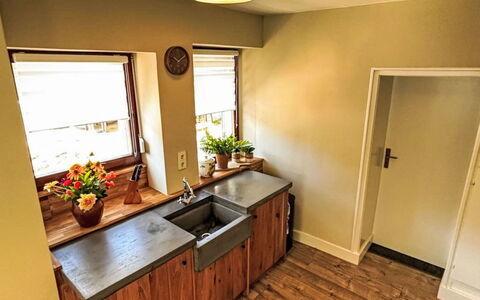 Eifelhuis im Salmtal: Sol, Bois, Comptoir, Design Intérieur, Cuisine, Sol, Parquet, Cabinetry, Principaux Appliance, Meubles