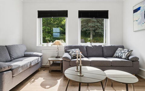 Görel - 250M from the Sea: Meubles, Design Intérieur, Canapé, Sol, Sol, Mur, Salon, Bois, Pièce, Domicile