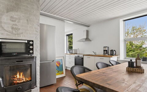 Görel - 250M from the Sea: Bois, Électroménager, Design Intérieur, Plafond, Appareil De Cuisine, Cuisine, Sol, Meubles, Éclairage, Le Fourneau