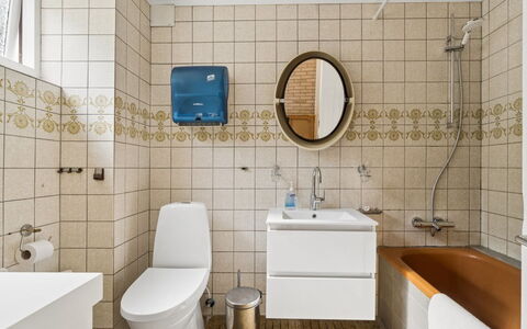 Görel - 250M from the Sea: Siège De Toilette, Salle De Bains, Toilette, Luminaire Plomberie, Sol, Sol, Design Intérieur, Plomberie, Tuile, Évier