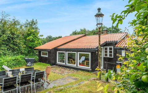Unto - 6Km from the Sea: Domicile, Maison, Arbuste, Chalet, Toit, Biens, Ferme, Jardin, Cour, Aménagement Paysager