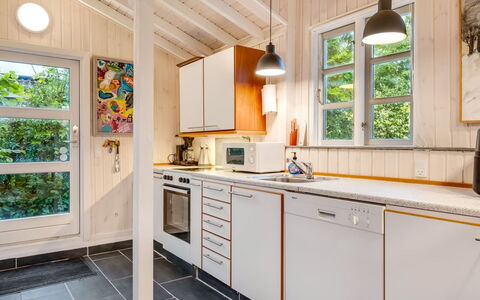 Unto - 6Km from the Sea: Bois, Sol, Cuisine, Design Intérieur, Sol, Principaux Appliance, Plafond, Domicile, Appareil De Cuisine, Comptoir