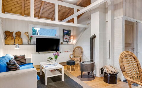 Unto - 6Km from the Sea: Meubles, Design Intérieur, Sol, Sol, Bois, Parquet, Plafond, Canapé, Pièce, Salon