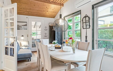 Unto - 6Km from the Sea: Meubles, Design Intérieur, Sol, Table, Luminaire, Chaise, Bois, Sol, Plafond, Salle À Manger