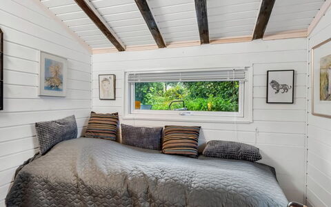 Unto - 6Km from the Sea: Bois, Design Intérieur, Plafond, Sol, Sol, Domicile, Chambre, Pièce, Lit, Linge