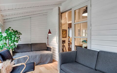 Unto - 6Km from the Sea: Sol, Meubles, Bois, Sol, Design Intérieur, Canapé, Parquet, Salon, Domicile, Pièce